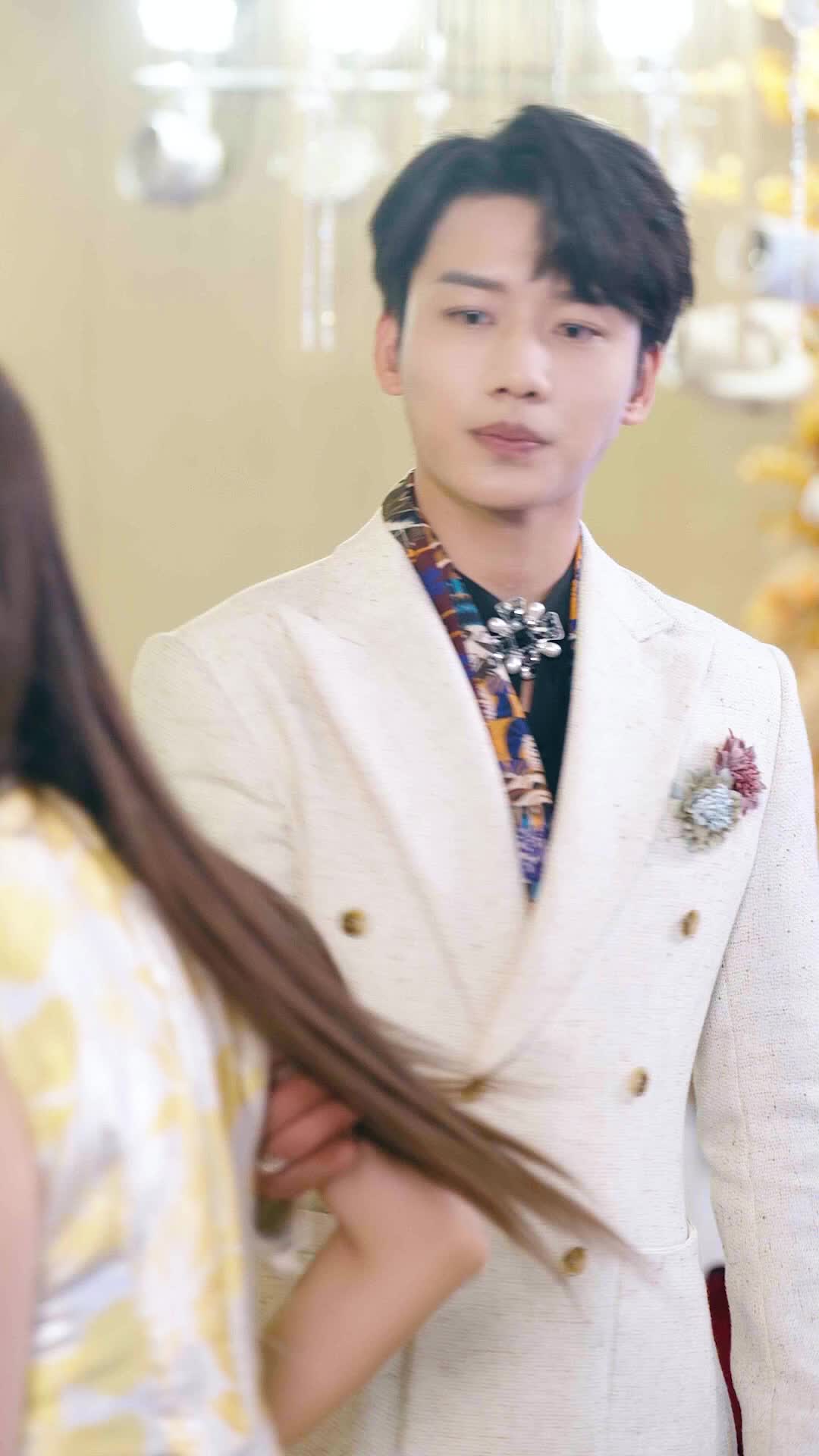 الحلقة 10 - على بابك ستة أطفال ينادونك أبًا